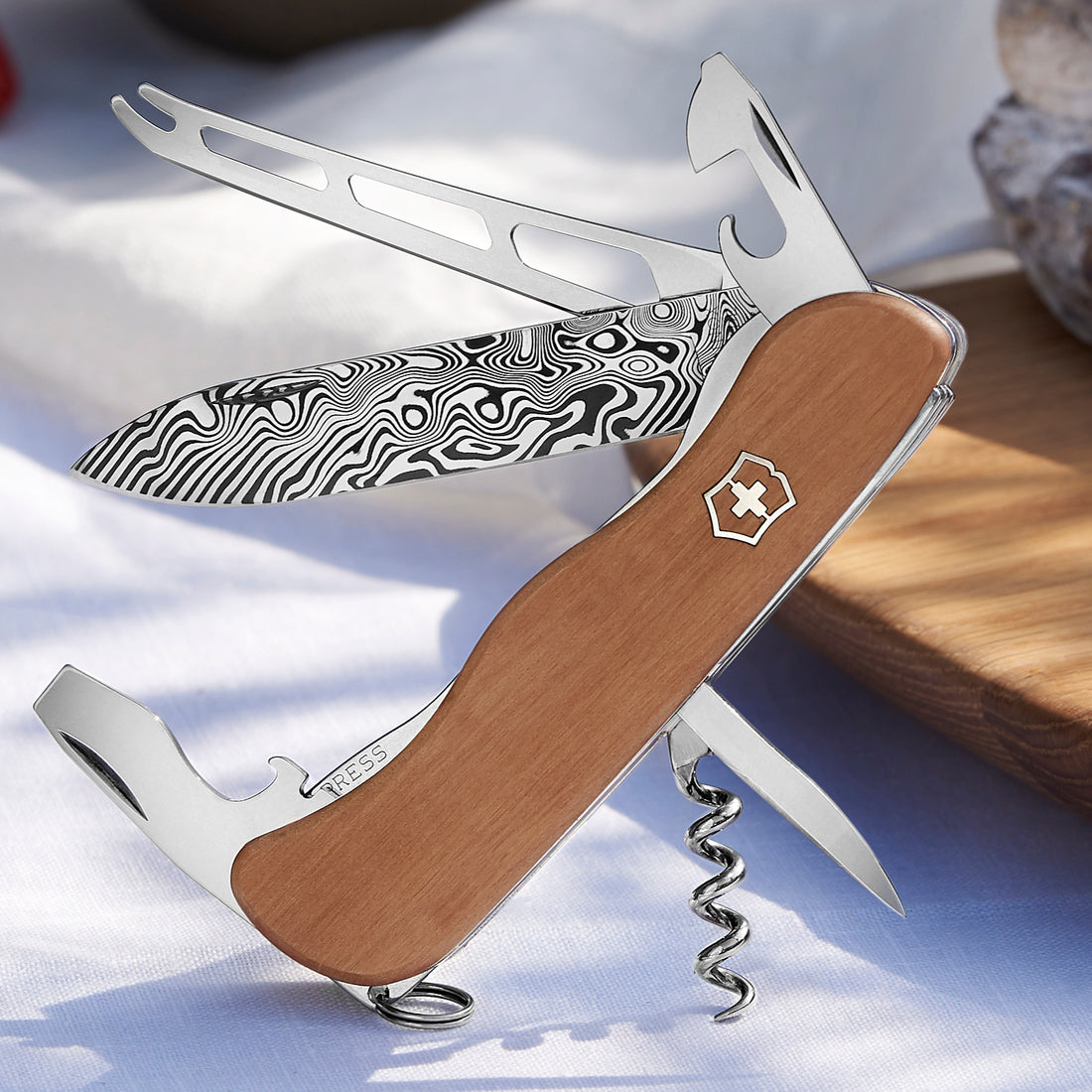 Victorinox 2022 Damast Picknicker Limited Edition Swiss Army Knife